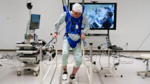 Sfida di Neuralink: Il primo impianto cervello-midollo al mondo aiuta i pazienti paralizzati a camminare