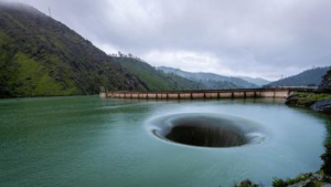 morning glory spillway, un grande drenaggio circolare nel lago Berryessa noto anche come il glory hole