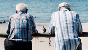 uomini anziani in spiaggia