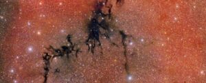 Questa inquietante crepa di oscurità nel cielo nasconde un segreto scintillante