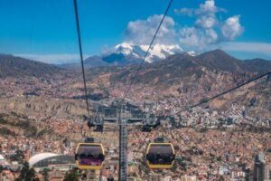 Vista della città di La Paz in Bolivia che mostra le montagne e la funivia