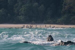 Un gruppo di persone Sentinelese si trova sulle rive della loro isola nell'Oceano Indiano.