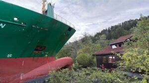 Una nave cargo massiccia si incaglia in Norvegia dopo che un ufficiale si addormenta al timone