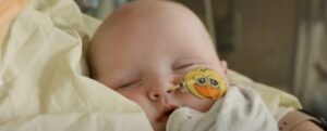 Un bambino che dorme