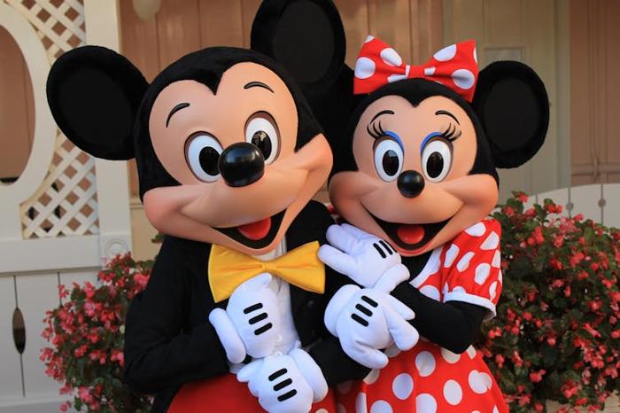 Mascotte in costume di Topolino e Minnie. Topolino non ha ciglia e Minnie ha ciglia lunghe.