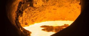 Il nucleo della Terra contiene un vasto serbatoio d'oro e sta perdendo verso la superficie