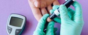 il dito di una persona pungere per il test del diabete