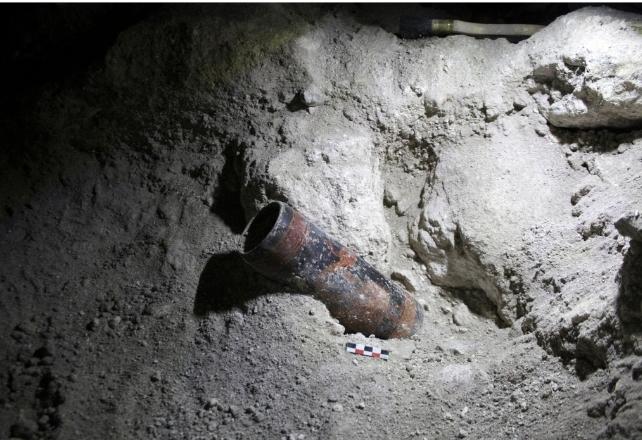 Un vaso sdraiato su terreno sabbioso