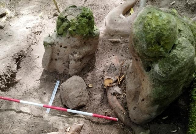 due sculture antropomorfe a forma umana