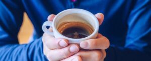 Bere caffè