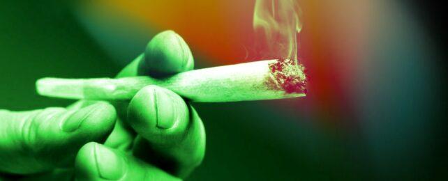 FingersHoldLitJoint-642x260-1.jpg