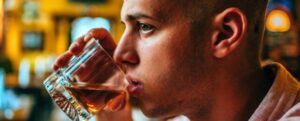 Uomo che beve alcol