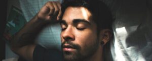 uomo che dorme a letto con un libro
