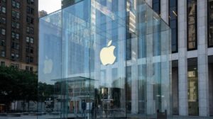 Apple citata in giudizio per il fallimento dell'IA Siri dopo una perdita di 900 miliardi di dollari e il crollo delle vendite dell'iPhone 16