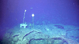 Varie macchine alla base del muro della caldera occidentale del vulcano Axial Seamount.