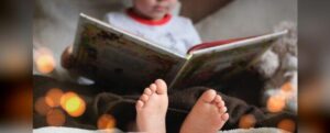 ragazzo che legge un libro