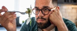 uomo che guarda una forchetta