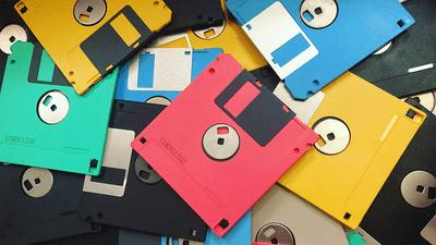 Un grande mucchio di dischetti floppy.