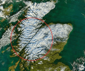 La Grande Faglia del Glen, evidenziata con un cerchio rosso, mostrata in un'immagine satellitare della Scozia coperta di neve.