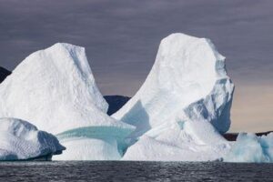 Iceberg che galleggia nell'acqua. Kayak nel fiordo di ghiaccio di Tasiusaq