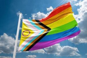La bandiera Progress Pride inclusiva per le persone intersex (gialla con cerchio viola).