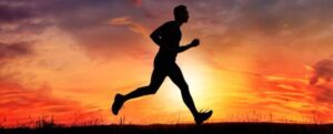 uomo che corre al tramonto