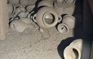 Vasi all'interno della tomba etrusca