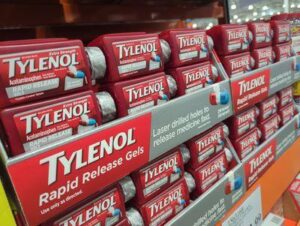 bottiglie di capsule gel a rilascio rapido di paracetamolo su uno scaffale del supermercato