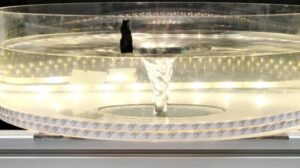 Tornado d'acqua creato in laboratorio imita le forze cosmiche dietro la formazione di giovani pianeti