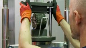 Gli scienziati trasformano i mozziconi di sigaretta in potenti pellet per la costruzione di strade utilizzando un legante a base di cera