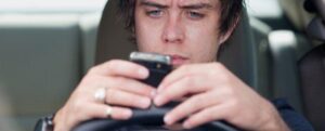 Adolescente che invia messaggi mentre guida