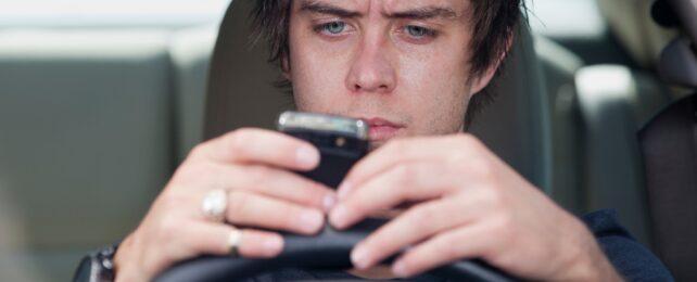 LookingAtPhoneWhileDriving-642x260-1.jpg