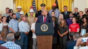 Il Senato approva il disegno di legge da 3,3 trilioni di dollari di Trump con un enorme aumento della difesa, tagli alla sanità e all'energia