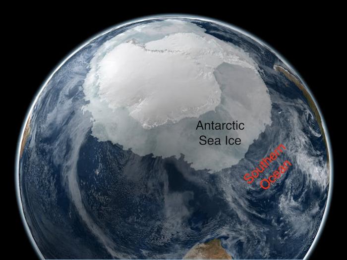 Un'immagine satellitare dell'Antartide con ghiaccio marino e Oceano Meridionale evidenziati.