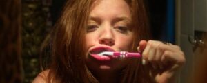 donna che si lava i denti prima di andare a letto