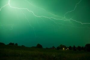 Gravi fulmini durante una notte estiva con cielo verde