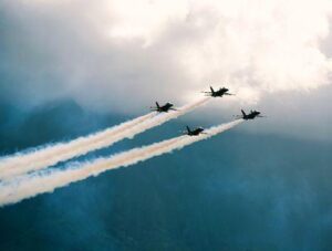 Quattro jet FA-18 della Marina degli Stati Uniti volano nei cieli delle Hawaii.