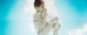 ragazza sott'acqua in una piscina