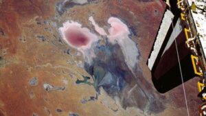 vista di Kati Thanda-Lake Eyre dallo spazio, con parte del lago colorata di rosa