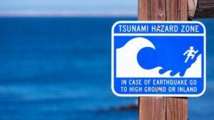 Un segnale che indica che si tratta di una zona di avviso tsunami