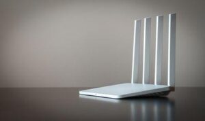 Router Wifi in piedi su un tavolo pulito.