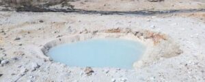Un grande buco pieno di acqua blu lattea è apparso a Yellowstone