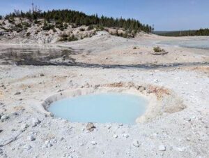 Una nuova piscina termale nell'area del Bacino di Porcellana nel Bacino di Geyser Norris, Parco Nazionale di Yellowstone.