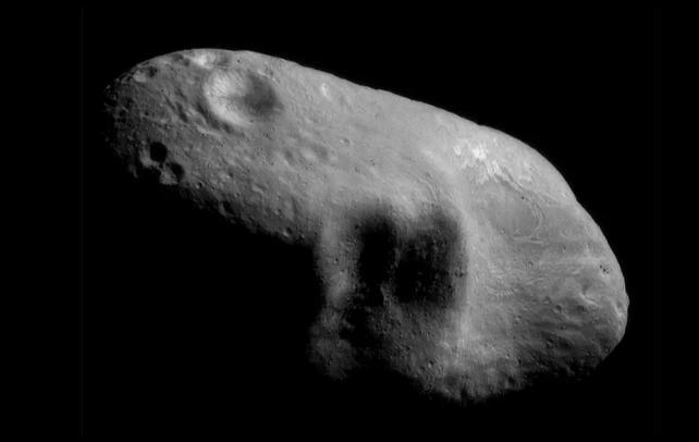 Immagine in bianco e nero di un asteroide nello spazio