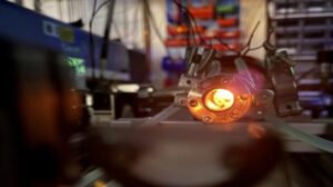 I laser a doppia combinazione espongono transizioni atomiche precedentemente sconosciute nel samario delle terre rare