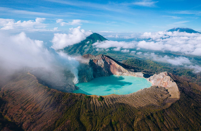 Il lago craterico del Kawah Ijen. Il lago craterico del Kawah Ijen.