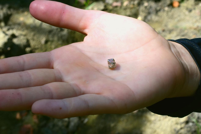 Un diamante da 2,3 carati in una mano femminile