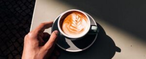 Mescolare caffè e antibiotici potrebbe essere una cattiva idea, mostra uno studio