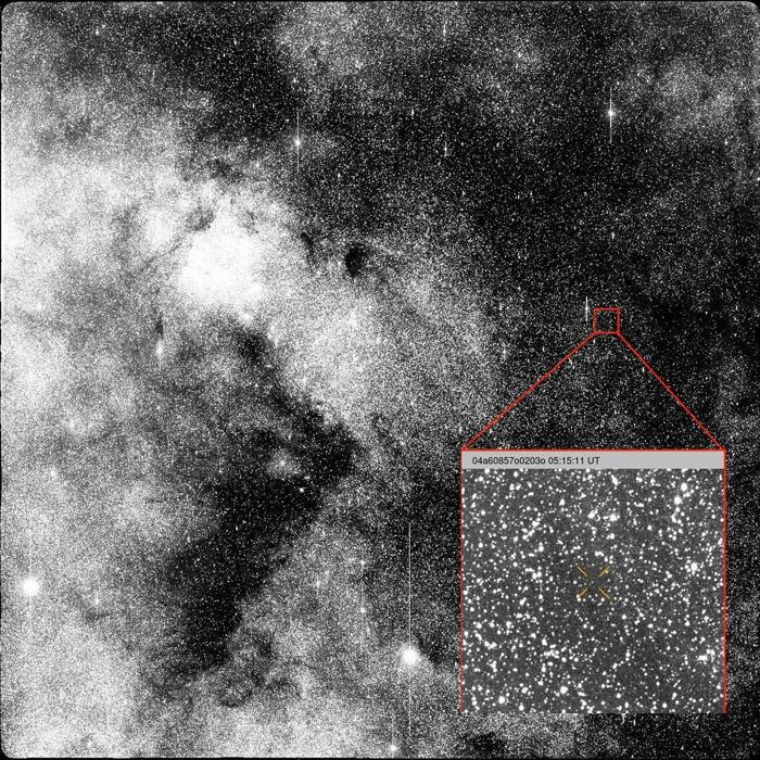 Campo denso di stelle in bianco e nero con inserto che mostra un primo piano di un'area