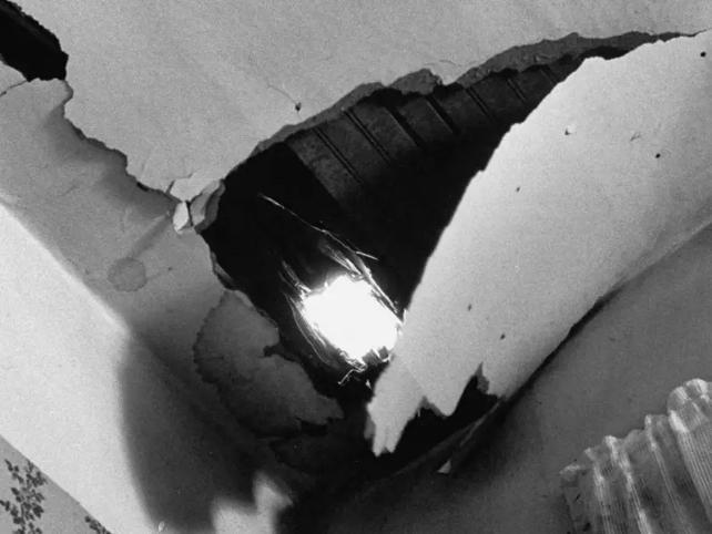 Danno al soffitto dal primo meteorite conosciuto che colpì un umano